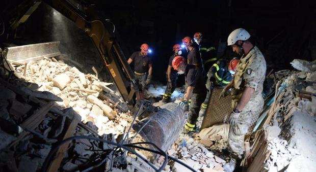 I soccorsi dei vigili del fuoco a Pescara del Tronto