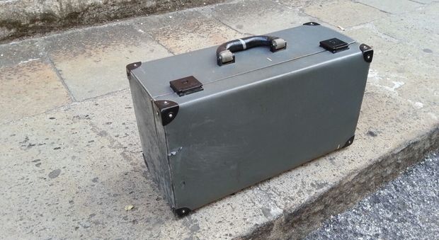 La valigetta sospetta lasciata sul marciapiede di via Beata Giovanna