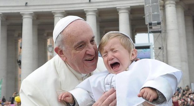 Francesco prende in braccio bimbo vestito da Papa che scoppia in lacrime