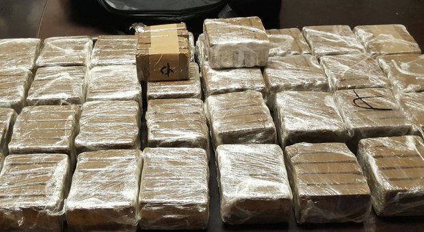 Gran Bretagna, sequestrata cocaina per 57 milioni di euro a bordo di jet privato: arrestato un italiano e altri quattro