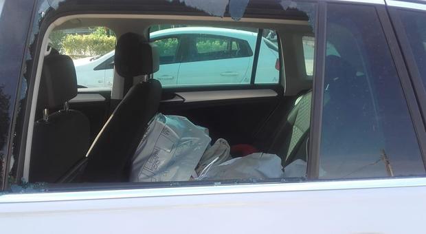 Osimo, sorprende il ladro dentro l'auto e lo insegue: bottino abbandonato
