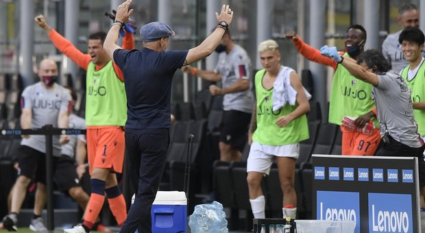 Sinisa Mihajlovic esulta: ha battuto la "sua" Inter