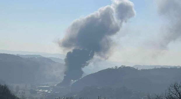 La sede della Nidec colpita da incendio, a Gambugliano (da facebook)