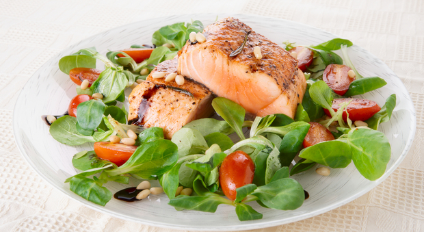 Dieta antistress: salmone, tacchino e spinaci. Sì anche al cioccolato fondente