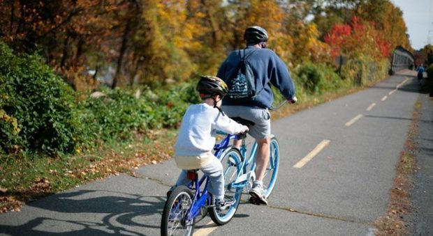 Bambini in bicicletta, il casco sarà obbligatorio per gli under 12