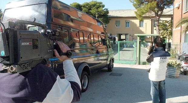 Maxi rissa nel carcere di Pescara, coinvolti 30 detenuti. Celle a fuoco: agenti feriti