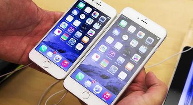 I vecchi Iphone rallentati per favorire l'acquisto dei nuovi modelli: Apple risarcisce i clienti per 500 milioni di dollari