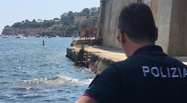 Uomo nudo tra i bagnanti a Posillipo, arrestato in spiaggia