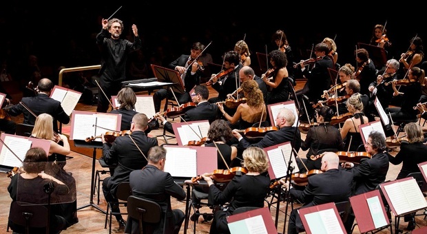 Il Maestro Carlo Rizzari con l'Orchestra di Santa Cecilia