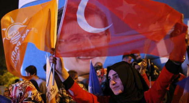 Turchia al voto, Erdogan perde la maggioranza: si ferma a 258 seggi