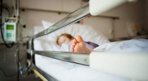 Caserta, bimbo di 8 anni muore al Pronto soccorso dopo un malore: aveva i sintomi da coronavirus. Disposta l'autopsia