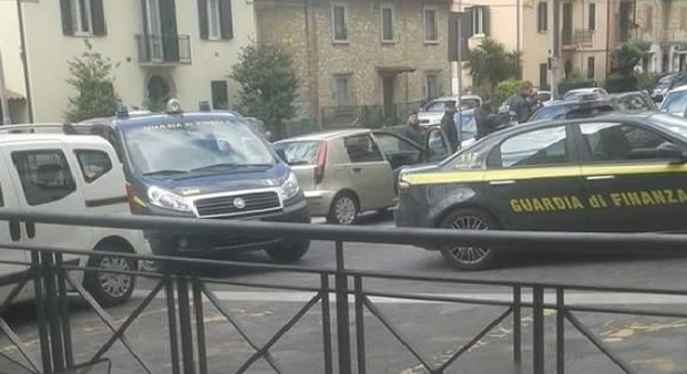 Allerta overdose, bande dello spaccio e clandestini: Perugia al setaccio, tre espulsi
