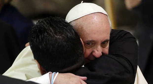 Maradona abbraccia il Papa: «Mi ha detto che mi stava aspettando»
