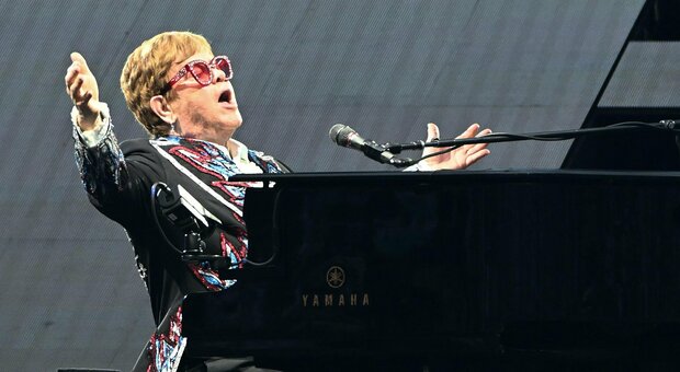 Elton John, cade nella sua villa a Nizza: ricoverato una notte in ospedale e poi dimesso
