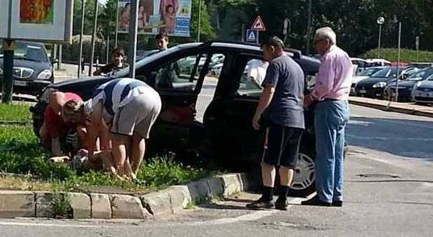 Incidente a Chirignago, auto finisce fuori strada: un ferito