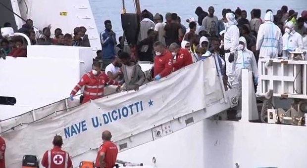 Il governo si spacca sui 66 migranti recuperati dalla nave italiana Viminale: competenza della Libia