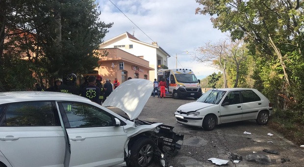 Le due auto dopo lo schianto al Castellano e i soccorritori che hanno trasportato lo chef all'ospedale