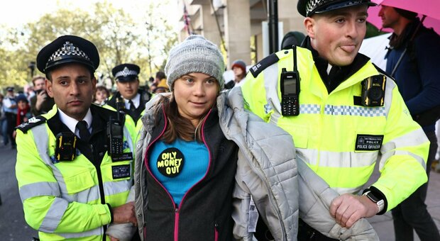 Greta Thunberg arrestata a Londra durante la manifestazione ambientalista: altri 4 fermati