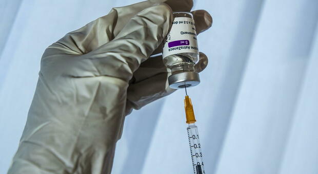 Vaccino anti Covid, AstraZeneca in contatto con Aifa: «Presto anche agli over 65»