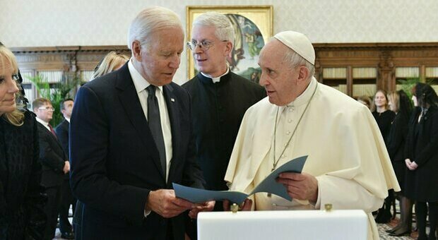 Biden a Roma, il presidente Usa a colloquio in Vaticano con il Papa per 90 minuti: «È bello tornare qui»