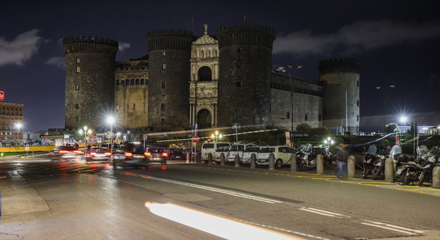Bollette, via le lampade ad alto consumo a Napoli: «Ma non spegneremo le luci»