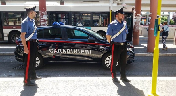 Su una Bmw rubata speronano l'auto dei carabinieri: caccia a 4 dell'Est