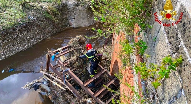 Enorme gabbione in ferro ostruisce il fiume: spettacolare intervento dei caschi rossi