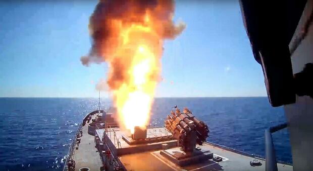 «La Russia aumenta le navi nel Mediterraneo, arriva fino allo Jonio», allarme della Marina. Putin: rafforzeremo l'armamento nucleare