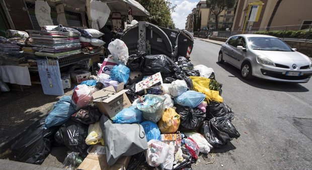 Caos rifiuti a Roma, Renzi: domenica la ripuliamo. Grillo: colpa del Pd con Mafia Capitale