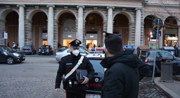 Roma, controlli anti Covid dei Carabinieri all'Esquilino: chiusi due negozi e sanzionate 26 persone