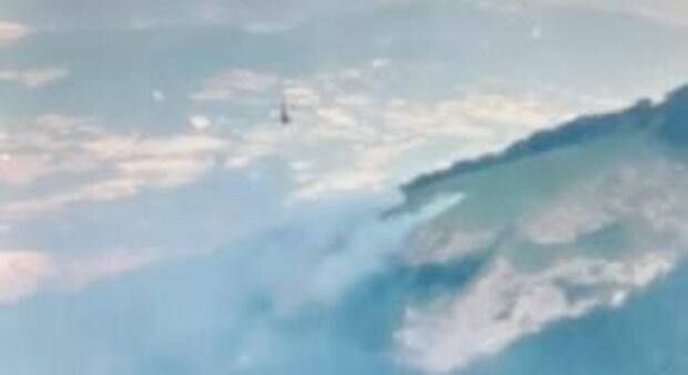 La foto aerea dell'impervia area del Nerone andata a fuoco. Sullo sfondo l'elicottero