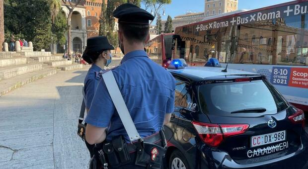 Roma, turiste rapinate su un bus a piazza San Marco. Carabinieri arrestano un uomo grazie ai video delle telecamere a bordo