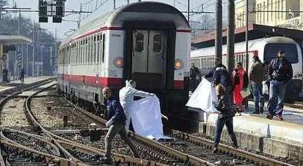 Muore travolta dal treno alla stazione di Pesaro