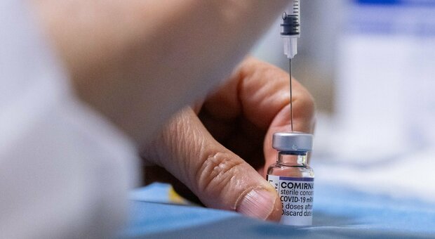 Vaccino Pfizer adattato contro le varianti Omicron 4 e 5, al via la valutazione di Ema