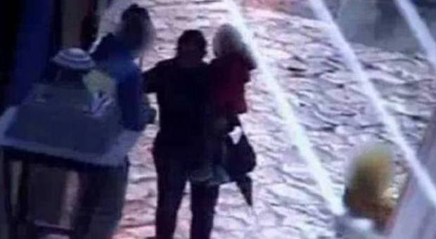 Madri con i bimbi in braccio spacciavano droga nel centro storico: 16 arresti
