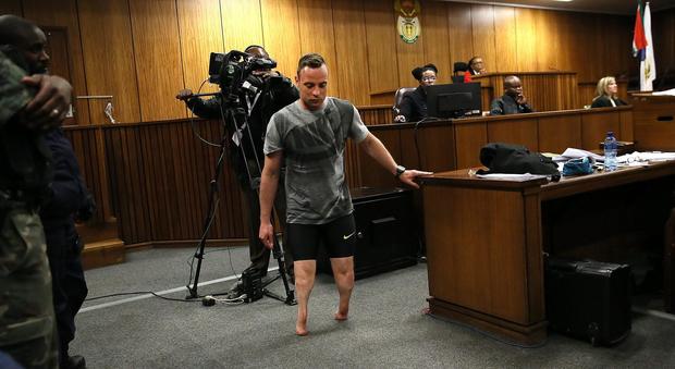 Pistorius cammina senza protesi (EPA)