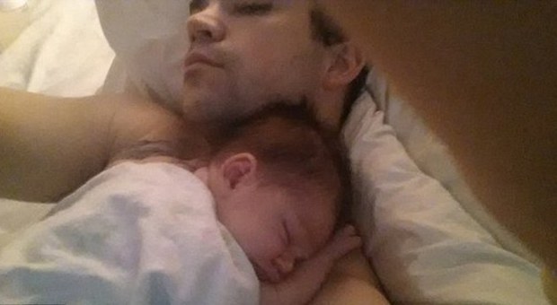 Posta la foto su Facebook con la sua bambina di 3 settimane e poche ore dopo la uccide