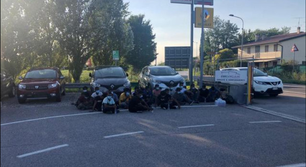 Due "sbarchi" di migranti irregolari in un mese, è caccia ai trasportatori. Il sindaco: «Serve chiarezza»