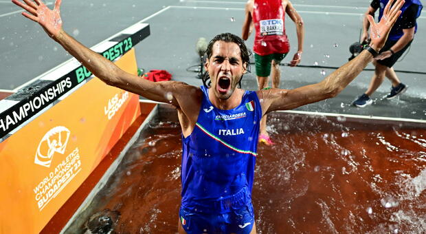 Tamberi campione del mondo, l'azzurro festeggia l'oro con un tuffo nella vasca dei 3mila siepi