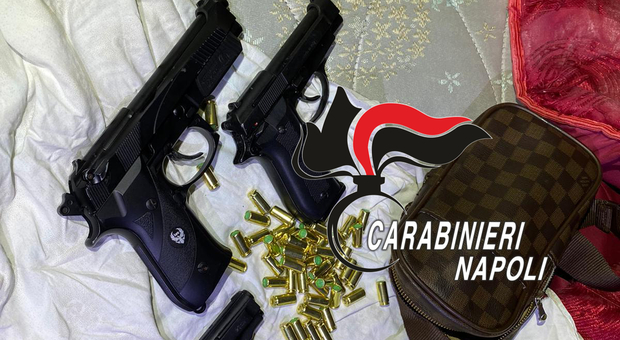 Napoli, pistole e munizioni nel borsello nascosto in un vano del condominio