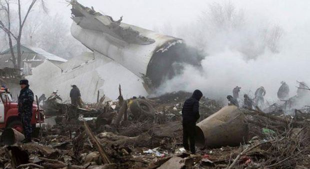 Kirghizistan, aereo cargo precipita sulle case: almeno 32 morti
