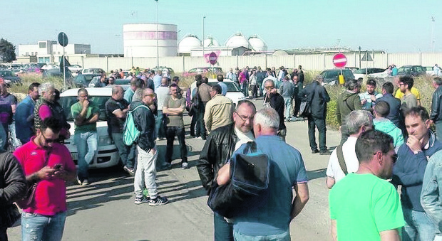 Petrolchimico: operai contro operai, impedito per tre ore l’ingresso in fabbrica