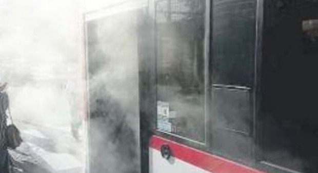 Campi Flegrei, evacuazione flop: fumo sul bus e panico tra gli studenti
