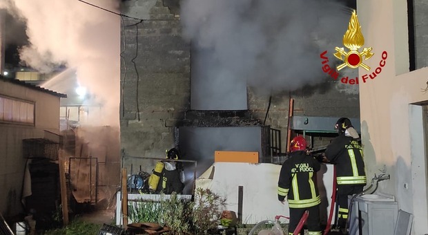 A fuoco un ex falegnameria, i vigili del fuoco contengono l'incendio