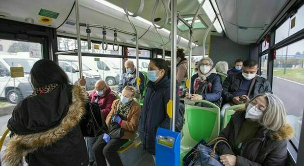 Niente più mascherine obbligatorie su bus e treni ma restano (per un altro mese) negli ospedali. Intanto nelle Marche +73% di contagi