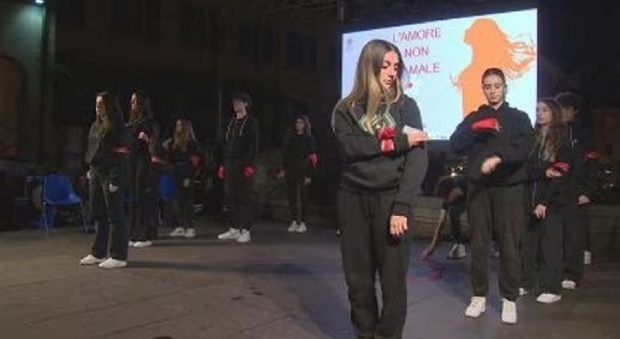 Flash mob e talk anti-violenza di genere ad Ancona: i giovani lanciano un bel messaggio
