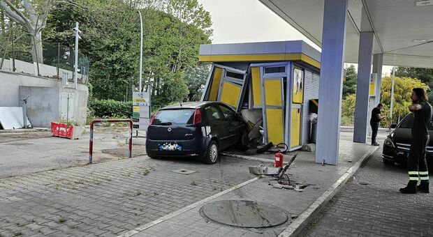 Incidente stradale, finisce con l'auto nel distributore di benzina e distrugge la struttura: conducente ferito