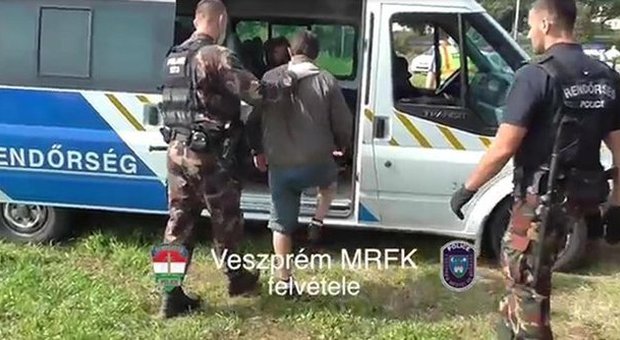 Migranti, italiano fermato in Ungheria: trasportava 33 siriani su un camion