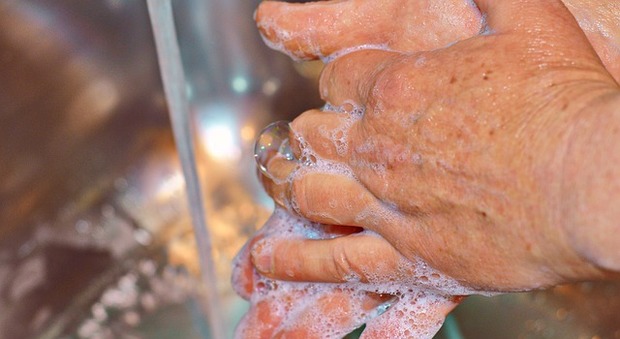 Coronavirus, anche asciugare bene le mani è fondamentale: il motivo in uno studio inglese
