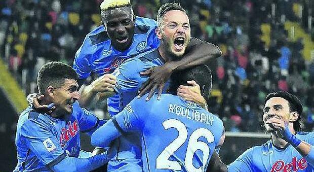 Napoli cooperativa del gol: dalla difesa all'attacco, super show